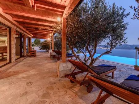 Villa mit vier Schlafzimmern und beheiztem Pool, Maison 8 personnes à Omiš - Photo 3