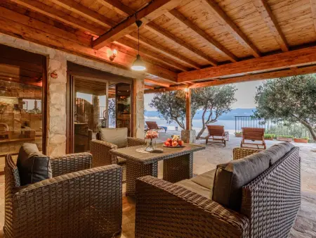 Villa mit vier Schlafzimmern und beheiztem Pool, Maison 8 personnes à Omiš - Photo 4