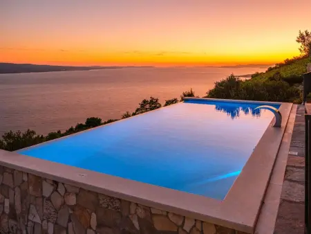 Villa mit vier Schlafzimmern und beheiztem Pool, Maison 8 personnes à Omiš - Photo 5