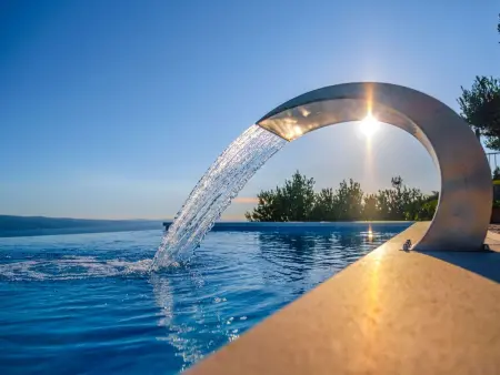 Villa mit vier Schlafzimmern und beheiztem Pool, Maison 8 personnes à Omiš - Photo 6