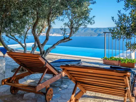 Villa mit vier Schlafzimmern und beheiztem Pool, Maison 8 personnes à Omiš - Photo 9