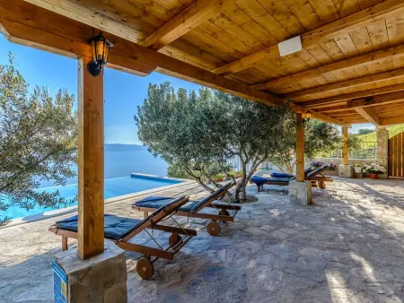 Villa mit vier Schlafzimmern und beheiztem Pool, Maison 8 personnes à Omiš - Photo 15