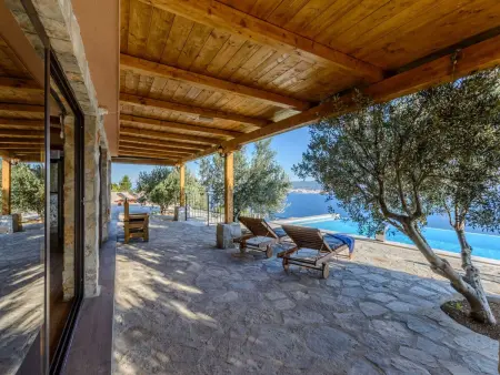 Villa mit vier Schlafzimmern und beheiztem Pool, Maison 8 personnes à Omiš - Photo 16