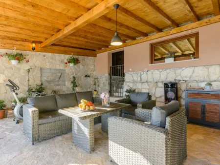 Villa mit vier Schlafzimmern und beheiztem Pool, Maison 8 personnes à Omiš - Photo 18