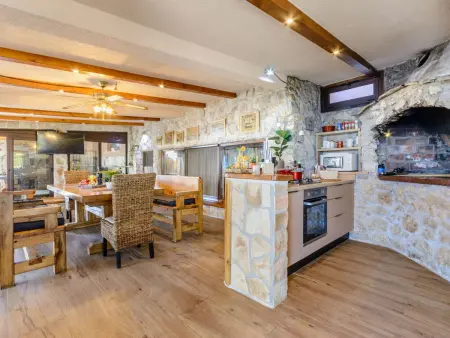 Villa mit vier Schlafzimmern und beheiztem Pool, Maison 8 personnes à Omiš - Photo 24