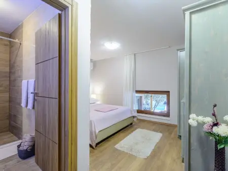 Villa mit vier Schlafzimmern und beheiztem Pool, Maison 8 personnes à Omiš - Photo 30
