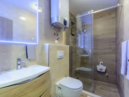 Villa mit vier Schlafzimmern und beheiztem Pool, Maison 8 personnes à Omiš - Photo 31