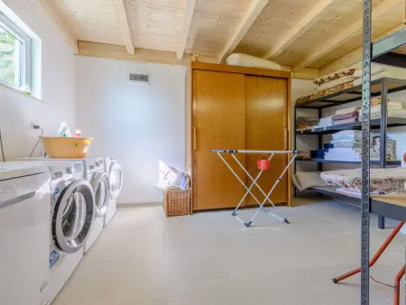 Villa mit vier Schlafzimmern und beheiztem Pool, Maison 8 personnes à Omiš - Photo 32