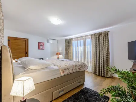Villa mit vier Schlafzimmern und beheiztem Pool, Maison 8 personnes à Omiš - Photo 45