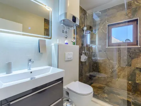 Villa mit vier Schlafzimmern und beheiztem Pool, Maison 8 personnes à Omiš - Photo 48