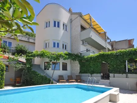 Geräumiges Ferienhaus in Omiš mit Privatem Pool - Photo 1