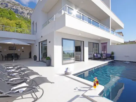 in Makarska mit Schöner Terrasse, Maison 6 personnes à Makarska - Photo 1