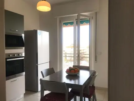 'White' mit Balkon, Appartement 4 personnes à Pietra Ligure - Photo 2