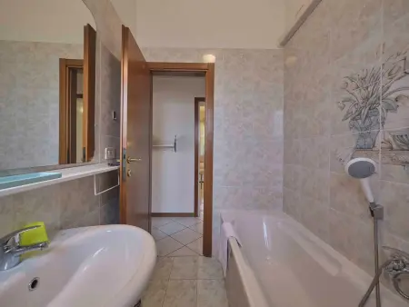 mit Seeblick und privatem Garten, Maison 6 personnes à Bardolino - Photo 24