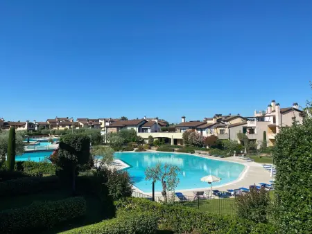 Wohnung im Resort mit großes Schwimmbad und Sportbereich - Photo 4