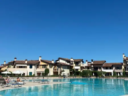 Wohnung im Resort mit großes Schwimmbad und Sportbereich - Photo 8
