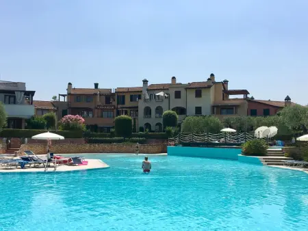 Wohnung im Resort mit großes Schwimmbad und Sportbereich - Photo 15