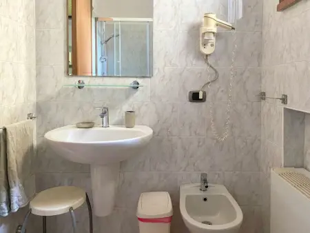 Gemütliche Drei-Zimmer-Wohnung mit Garten, Appartement 6 personnes à Sirmione - Photo 5