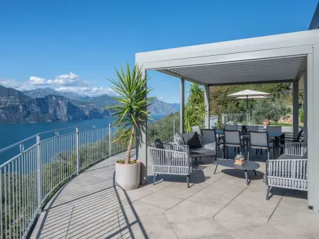Alleinstehende Villa mit Pool und Traumaussicht, Maison 8 personnes à Brenzone - Photo 2