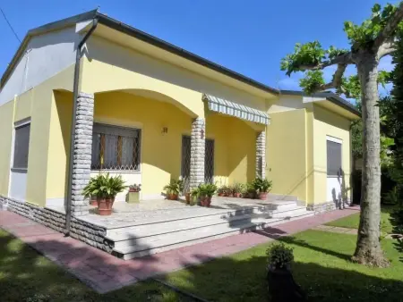 Ferienvilla mit Garten, Grill und Terrasse, Maison 5 personnes à Lido di Camaiore - Photo 2