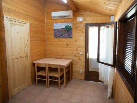 Bungalow aus Holz mit Veranda und nah am Strand. - Photo 18