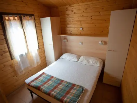 Bungalow aus Holz mit Veranda und nah am Strand. - Photo 11