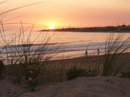 Schöner zentraler Bungalow direkt am Sandstrand auf Sizilien - Photo 48