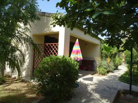 Schöner zentraler Bungalow direkt am Sandstrand auf Sizilien - Photo 1