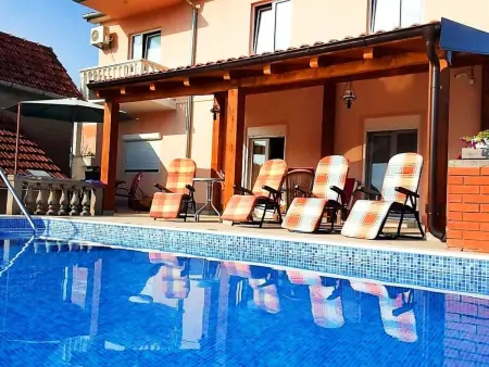 Wohnung in Radanovici mit privatem Parkplatz, Appartement 4 personnes à Bigova - Photo 1