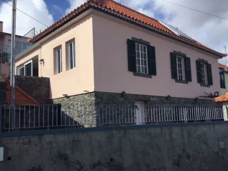 Cottage aus Stein mit Blick auf das Wasser, Maison 5 personnes à Arco da Calheta - Photo 1