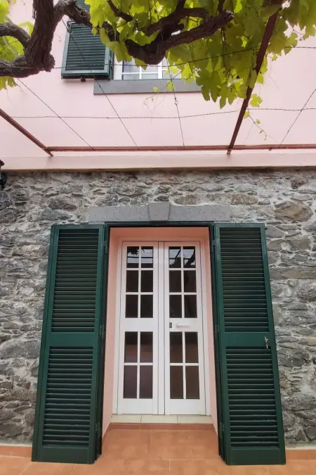 Cottage aus Stein mit Blick auf das Wasser, Maison 5 personnes à Arco da Calheta - Photo 3