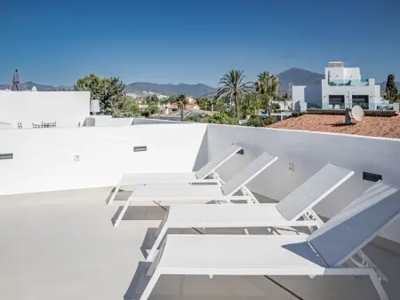 Maison mitoyenne spacieuse à San Pedro, 4 chambres, piscine, climatisation - Photo 1