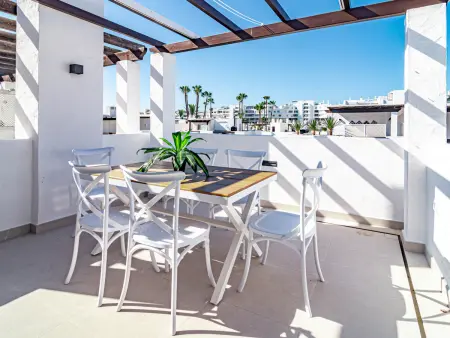 Maison mitoyenne spacieuse à San Pedro, 4 chambres, piscine, climatisation - Photo 2