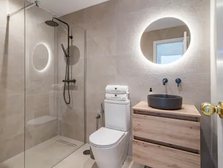 Maison mitoyenne spacieuse à San Pedro, 4 chambres, piscine, climatisation - Photo 30