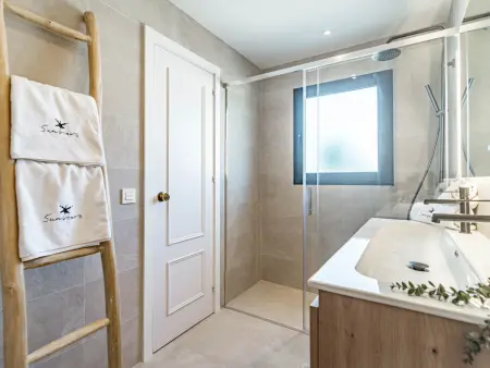 Maison mitoyenne spacieuse à San Pedro, 4 chambres, piscine, climatisation - Photo 31