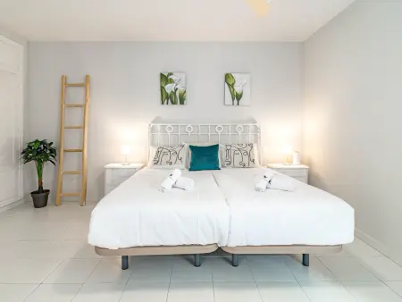Maison mitoyenne spacieuse à San Pedro, 4 chambres, piscine, climatisation - Photo 34