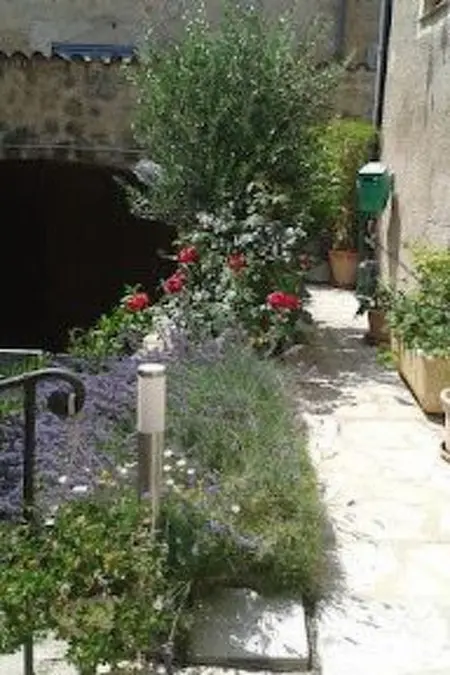 SCHÖNES STUDIO MIT GARTEN FÜR 2 IM DORF, Appartement 2 personnes à Valbonne - Photo 4