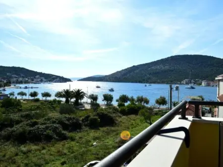 im Dachgeschoss, Appartement 2 personnes à Vinišće - Photo 1