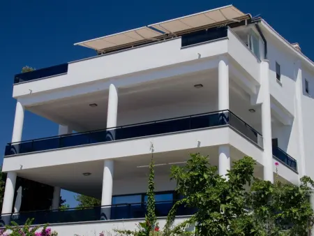 Charmantes Ferienhaus mit grünem Garten, Maison 22 personnes à Podstrana - Photo 1