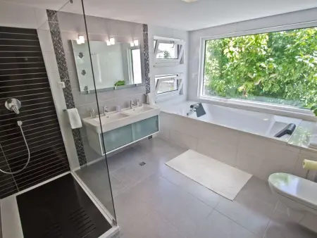 Charmantes Ferienhaus mit grünem Garten, Maison 22 personnes à Podstrana - Photo 4