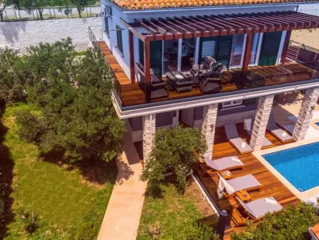 Haus in Stanići mit grünem Garten, Maison 8 personnes à Omiš - Photo 1
