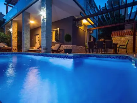 Haus in Stanići mit grünem Garten, Maison 8 personnes à Omiš - Photo 2