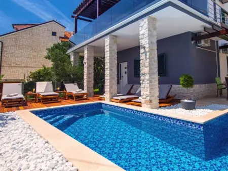 Haus in Stanići mit grünem Garten, Maison 8 personnes à Omiš - Photo 9