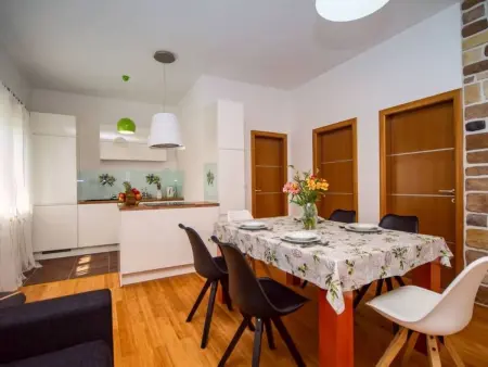 Haus in Stanići mit grünem Garten, Maison 8 personnes à Omiš - Photo 12