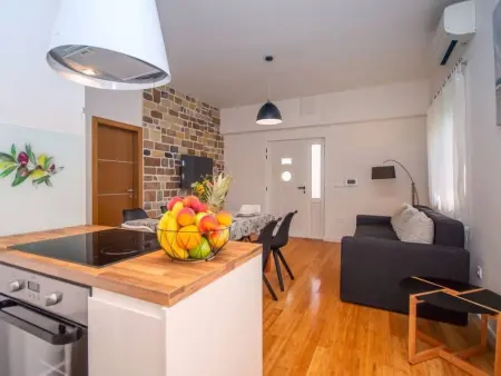 Haus in Stanići mit grünem Garten, Maison 8 personnes à Omiš - Photo 13
