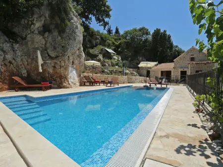 Astonoshing Villa Stone mit beheiztem Pool in Mlini - Photo 10