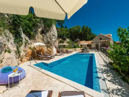 Astonoshing Villa Stone mit beheiztem Pool in Mlini - Photo 47