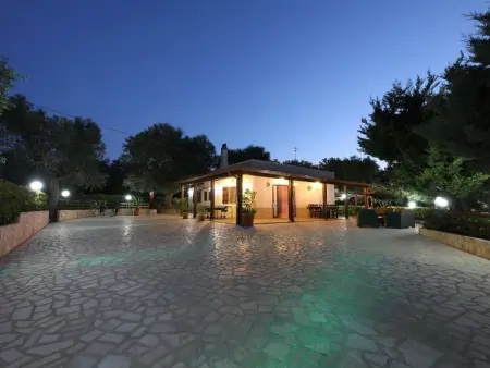 in Carovigno mit Privatem Pool, Maison 6 personnes à Carovigno - Photo 1