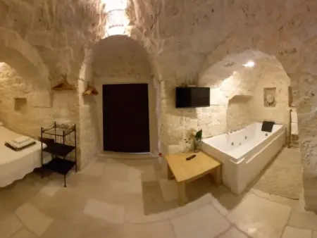 Rundes Steinhaus mit Whirlpool, Maison 9 personnes à San Vito Dei Normanni - Photo 15