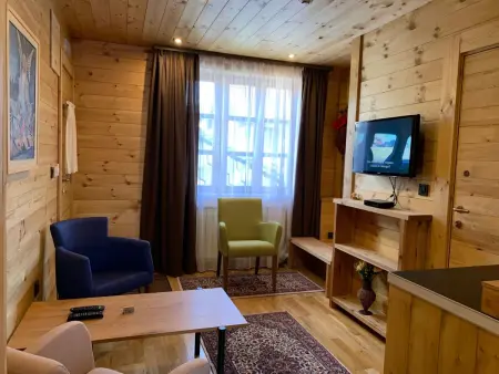 Die Ski-Suite hat ein Schlafzimmer und ein kleines Wohnzimmer ohne Küche. - Photo 1